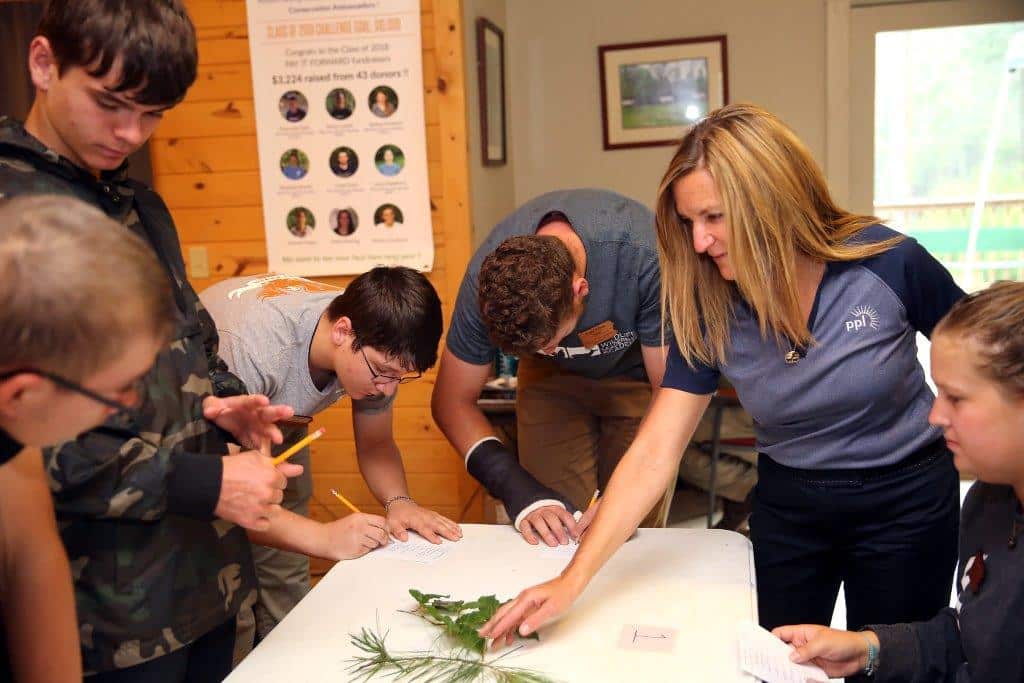 PPL employee working with children at the wildlife leadership organization